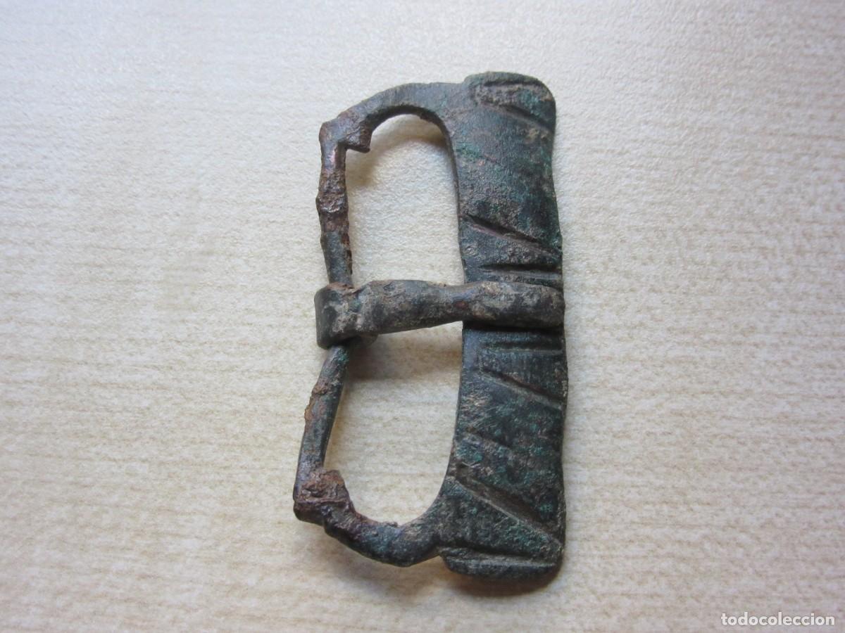 Militaria: Hebilla medieval de bronce grande (5,5 x 2,6 cm)completa con aguja y decoraci&oacute;n