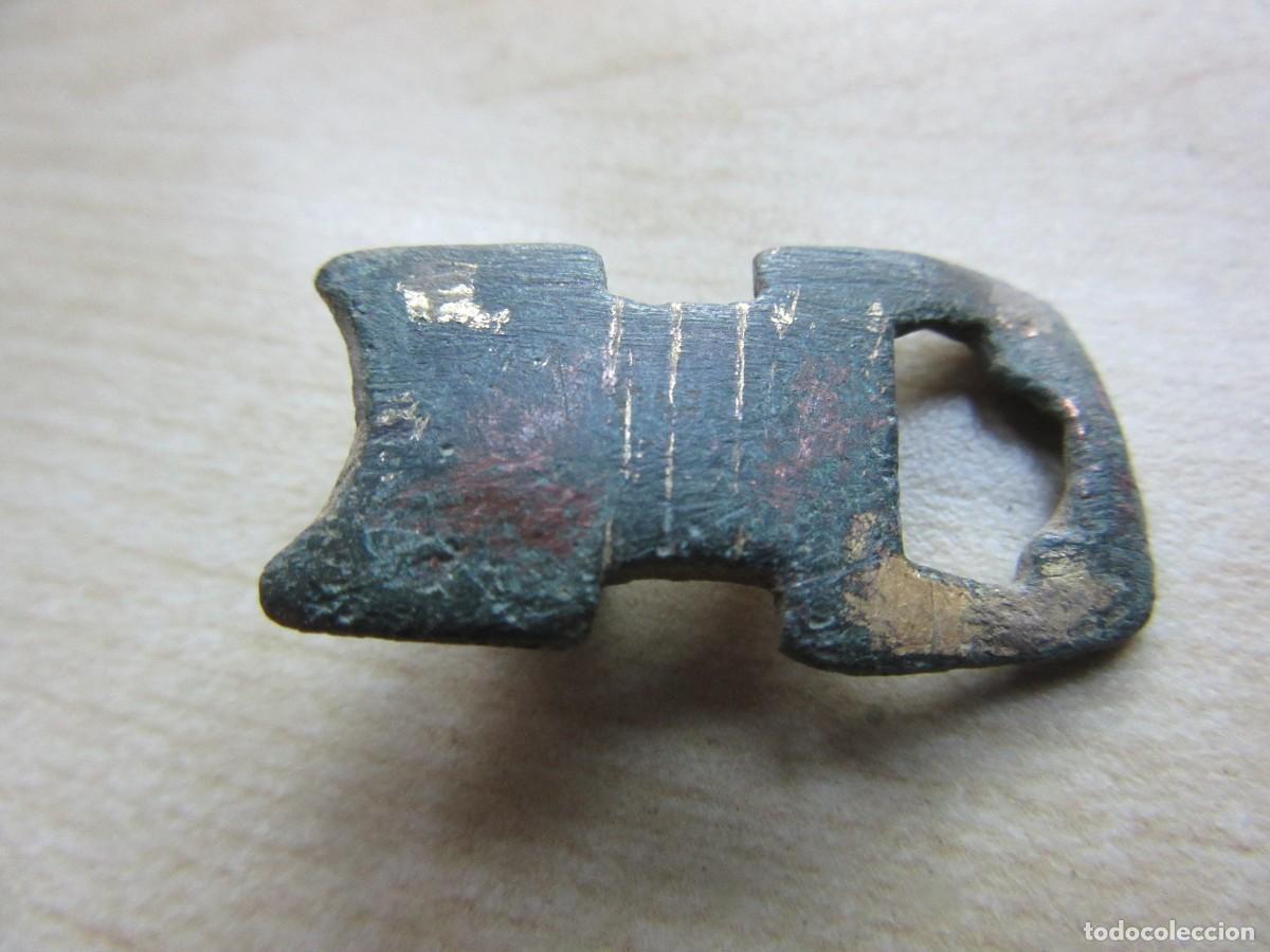 Militaria: Hebilla medieval de bronce conserva parte de dorado original Medidas 2,7 x 1,3 cm
