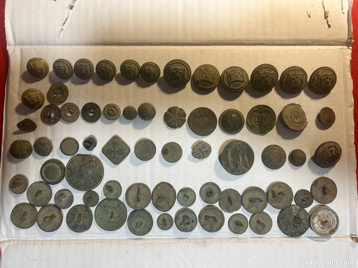 Militaria: Botones militares espa&ntilde;oles y franceses lote 60