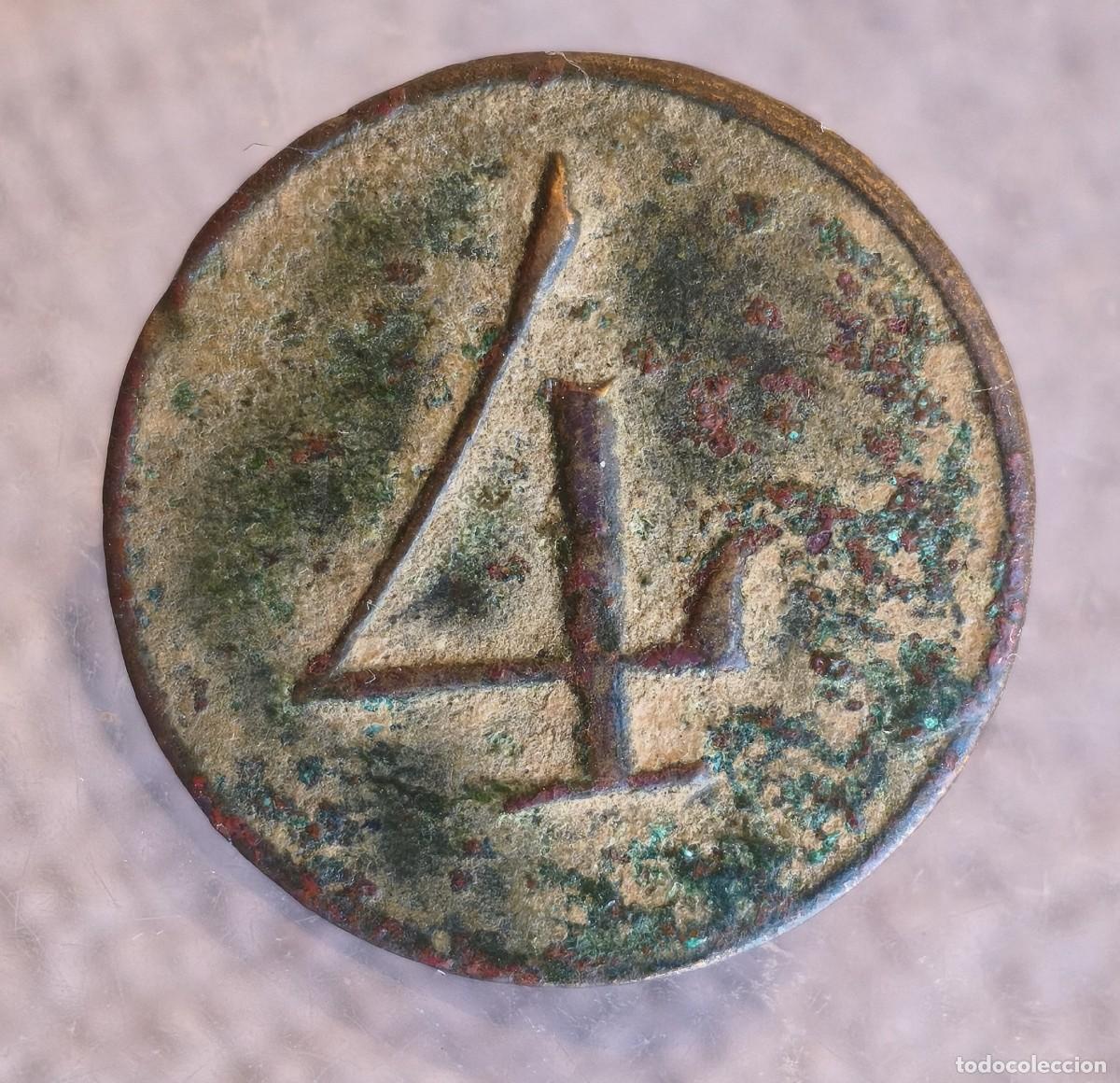 Militaria: Antiguo bot&oacute;n. Con &eacute;l n&uacute;mero 4.