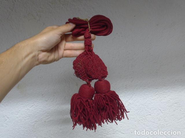 Militaria: Antiguo gran borlon o borlas militares a identificar, con su cordon rojo.