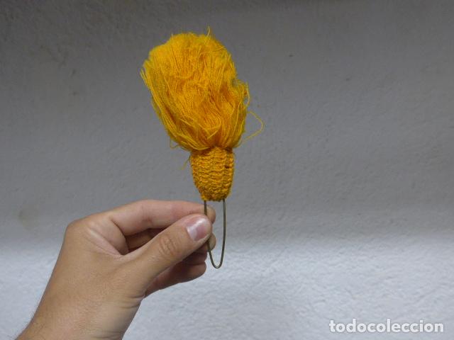 Militaria: Antiguo plumero amarillo para gorra o chaco, a identificar