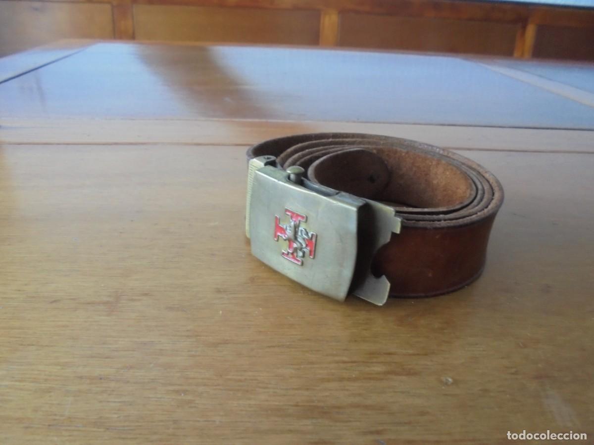 Militaria: Cintur&oacute;n OJE, chapa con escalimetro, abrebotellas y destornillador, flechas y arqueros a&ntilde;os 60.