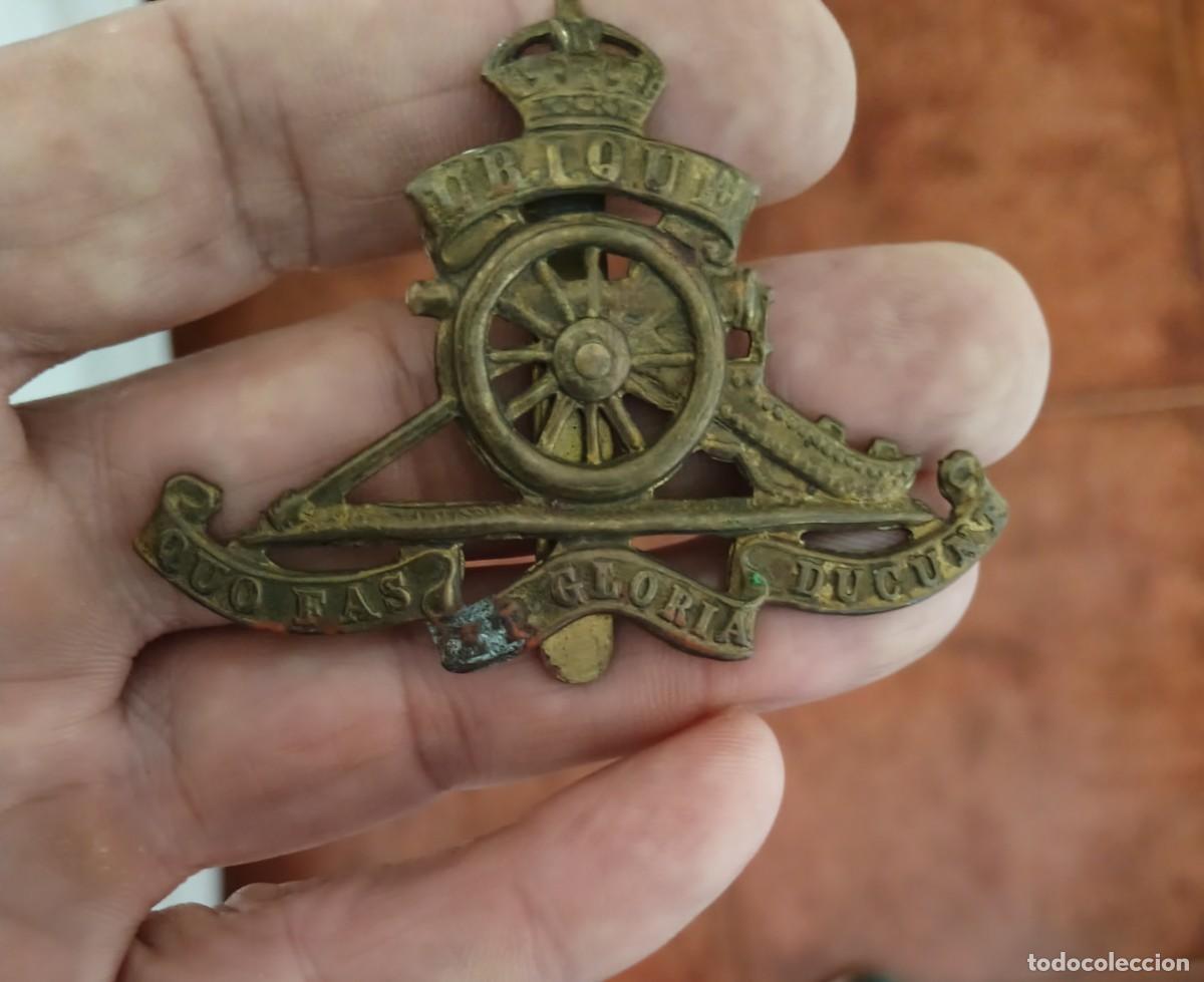 Militaria: Insignia de boina regimiento real brit&aacute;nico