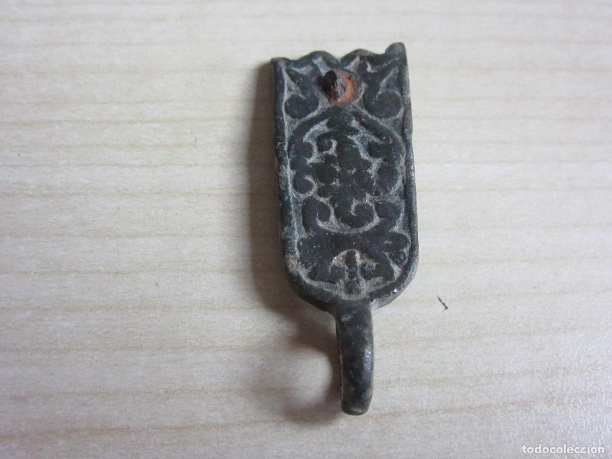 Militaria: Bonita contera medieval con decoraci&oacute;n bronce Medidas 4,3 x 1,6 cm