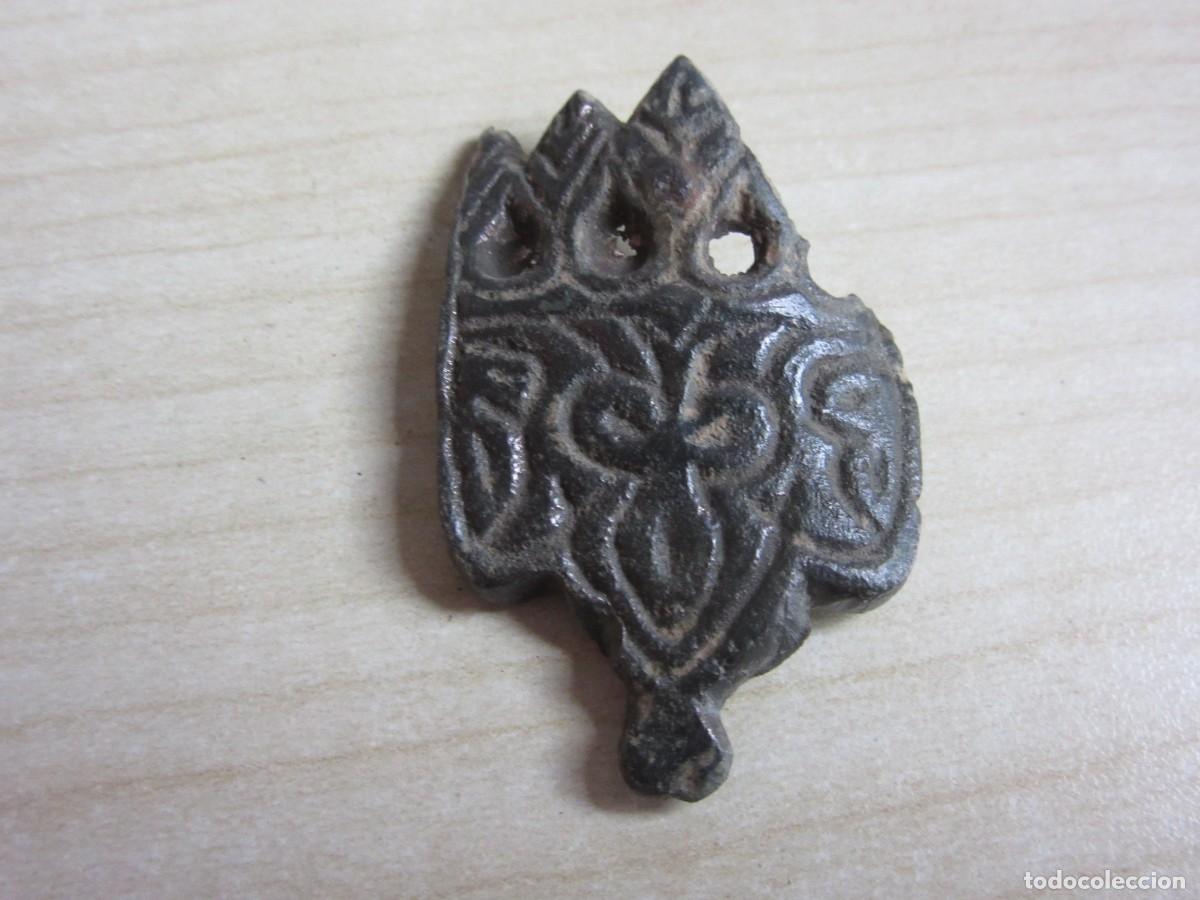 Militaria: Contera medieval con decoraci&oacute;n vegetal bronce Medidas 3,9 x 2,4 cm