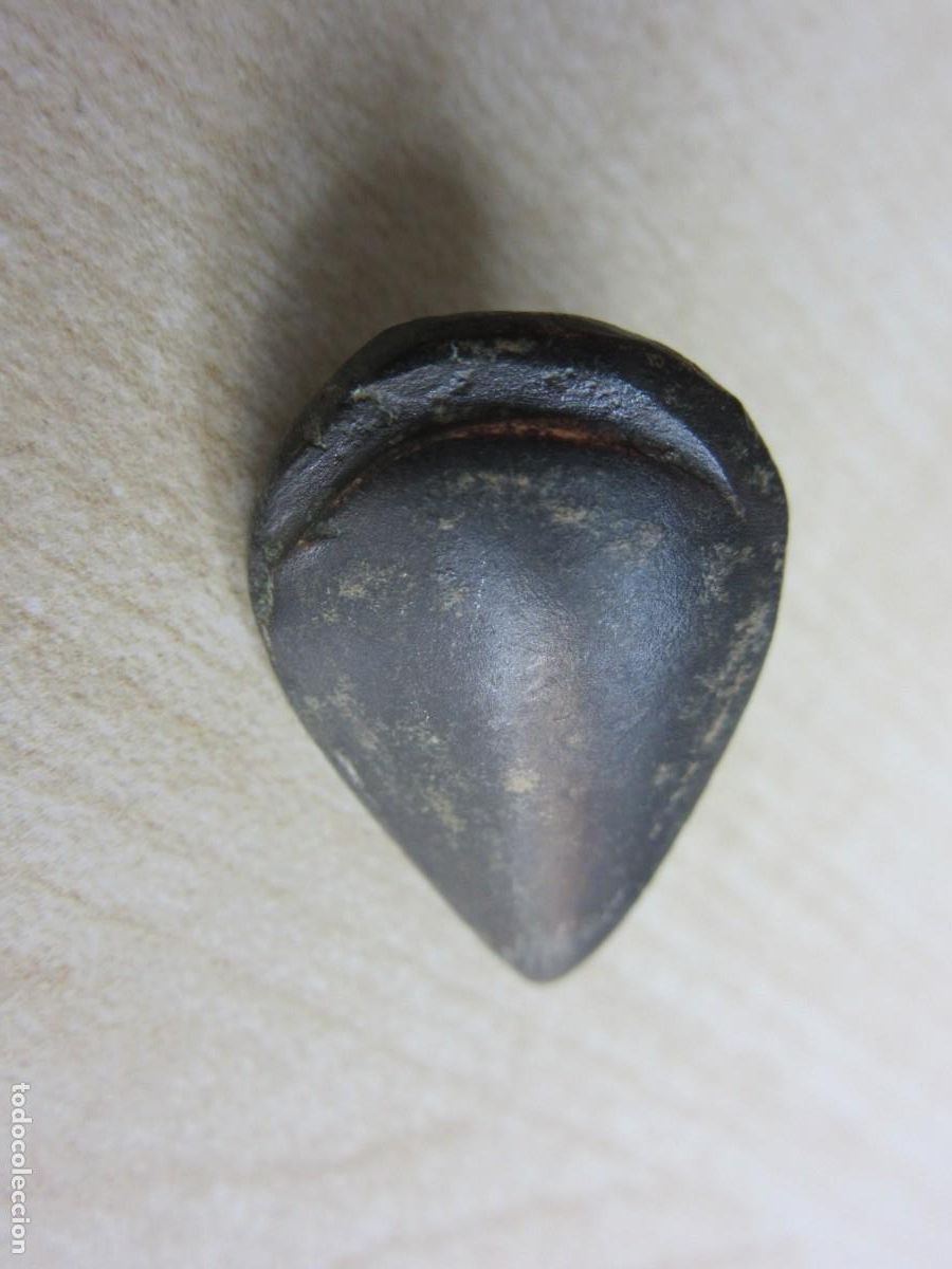 Militaria: Bonito adorno de correaje en forma de bellota ,medieval o anterior Bronce Medidas 2,5 x 1,6 cm