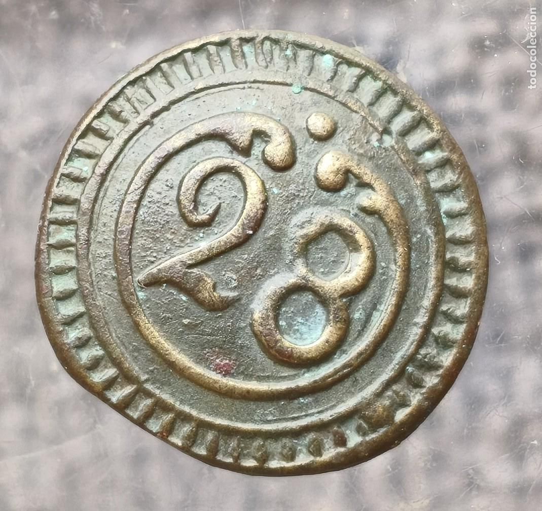 Militaria: Bot&oacute;n antiguo. Con n&uacute;mero 28. Tama&ntilde;o peque&ntilde;o.