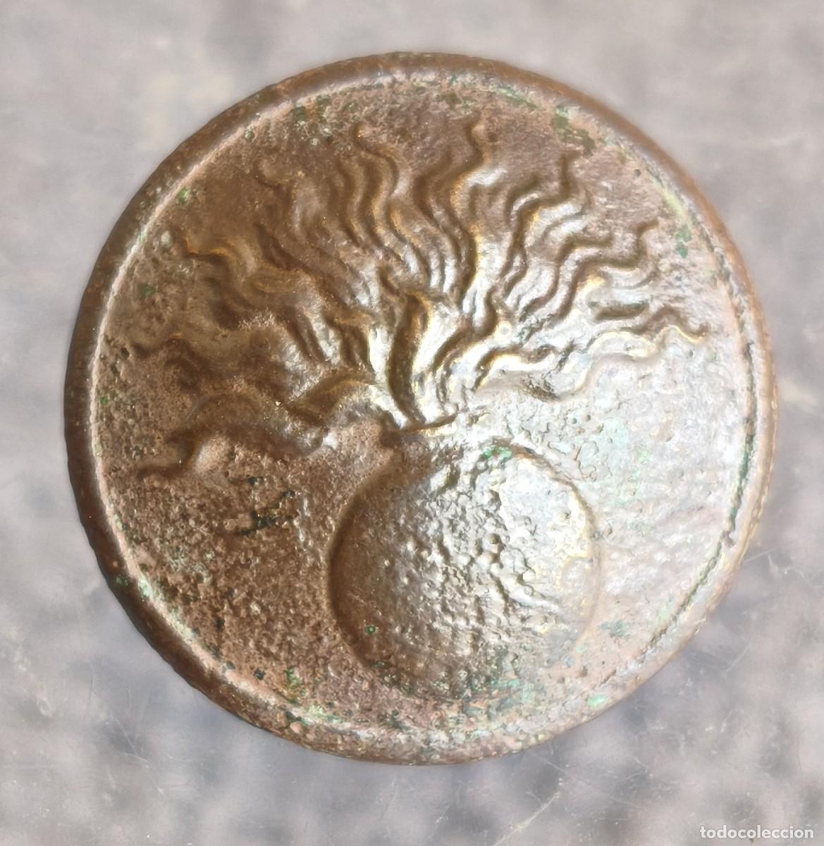 Militaria: Bot&oacute;n antiguo. Con granada con llama. Tama&ntilde;o peque&ntilde;o.