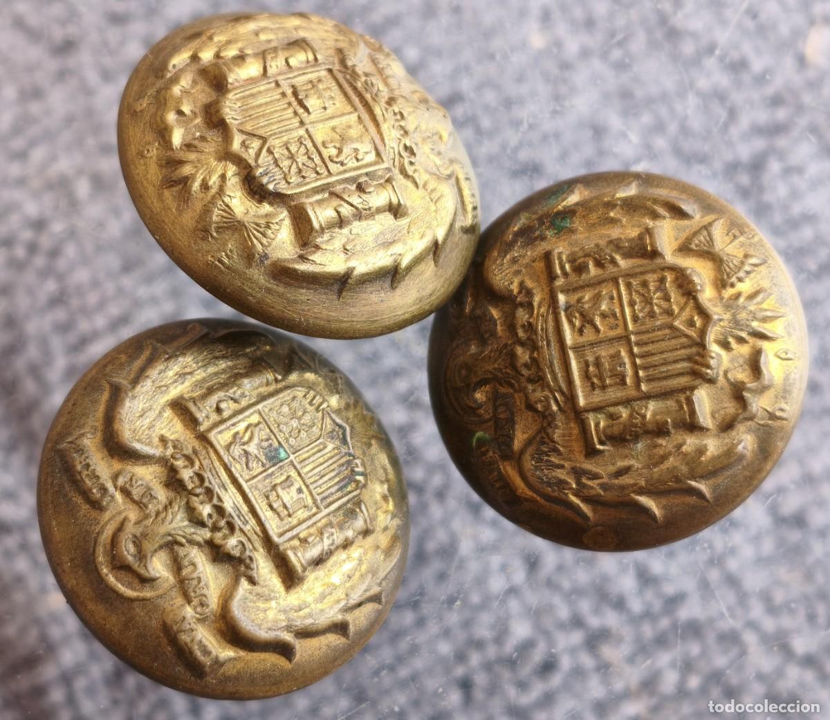 Militaria: Tres botones. &Aacute;guila. &Eacute;poca de Franco.