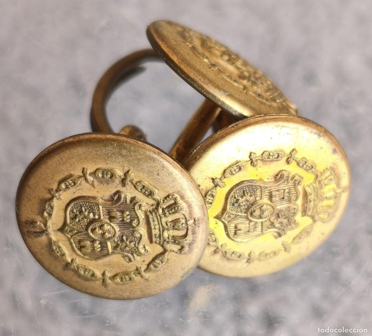 Militaria: Tres botones. Escudo de la Casa Real. Tama&ntilde;o peque&ntilde;o.