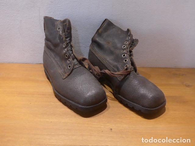 Militaria: Antiguas botas o botines militares suecos de 1964, Tretorn, Suecia, Talla 40 pone.