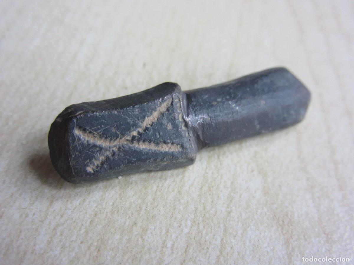 Militaria: Aguja de hebilla Visigoda decorada con X Bronce Longitud 3,3 cm