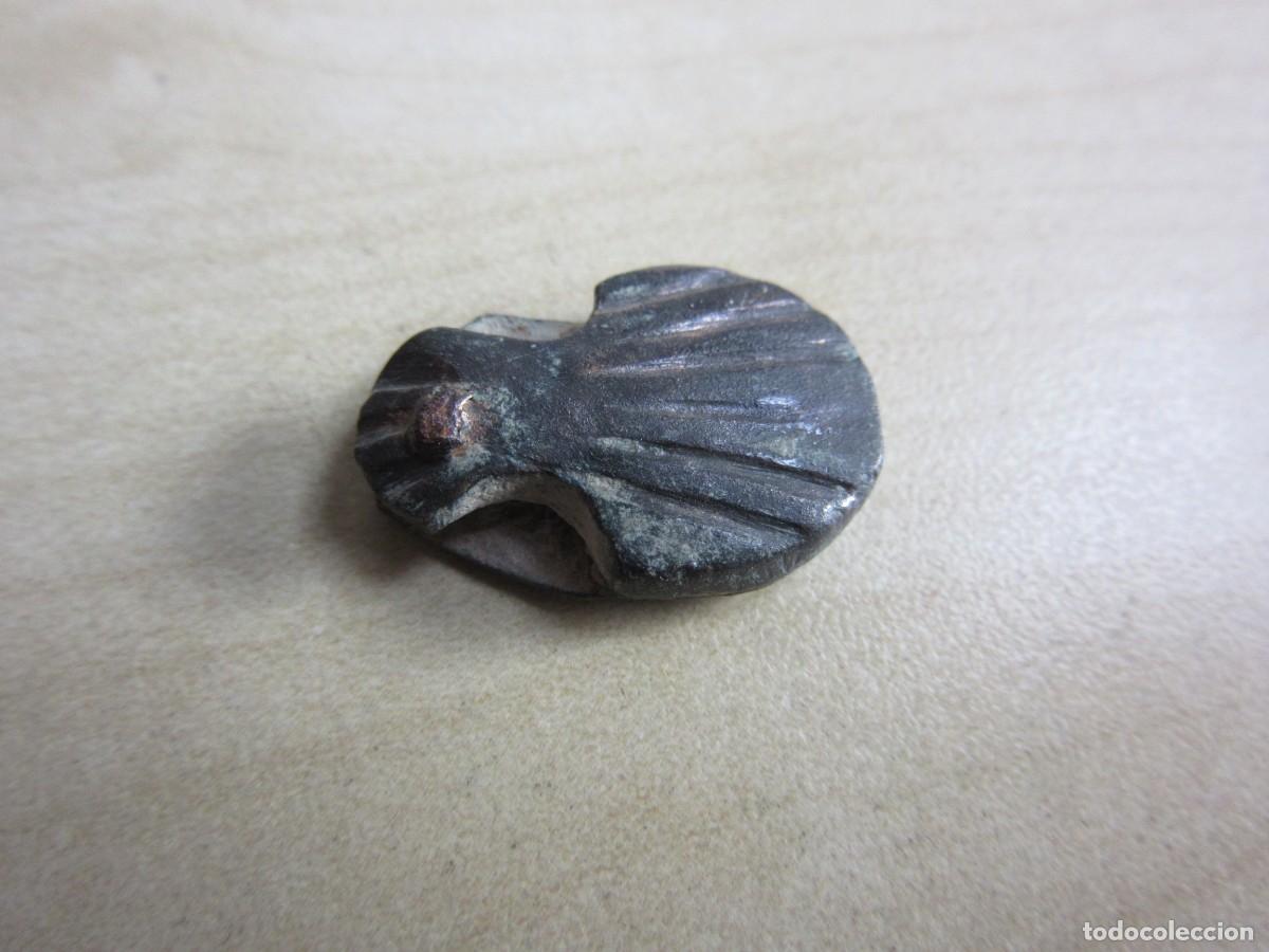 Militaria: Peque&ntilde;a contera de bronce medieval con forma de concha medidas 2 cm