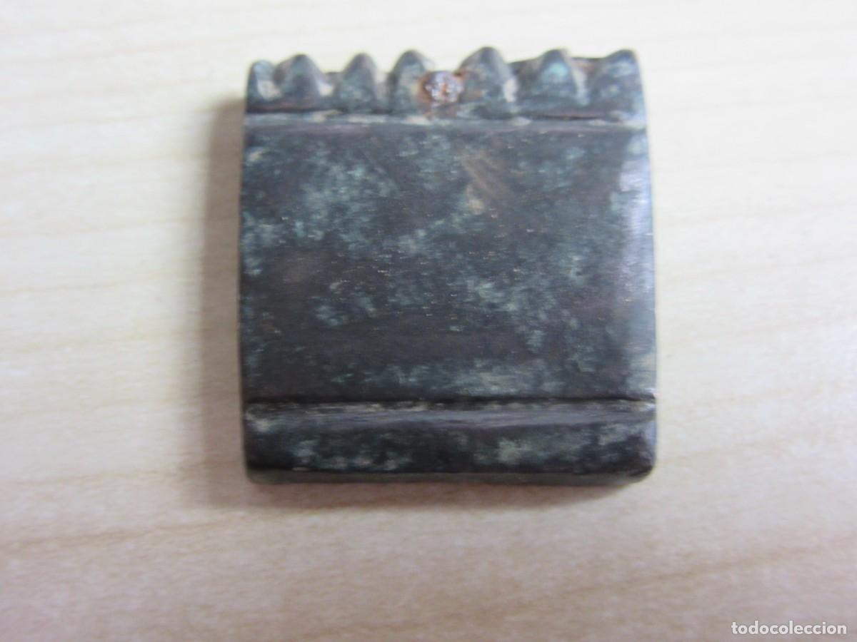 Militaria: Contera medieval de bronce Medidas 3 x 2,7 cms