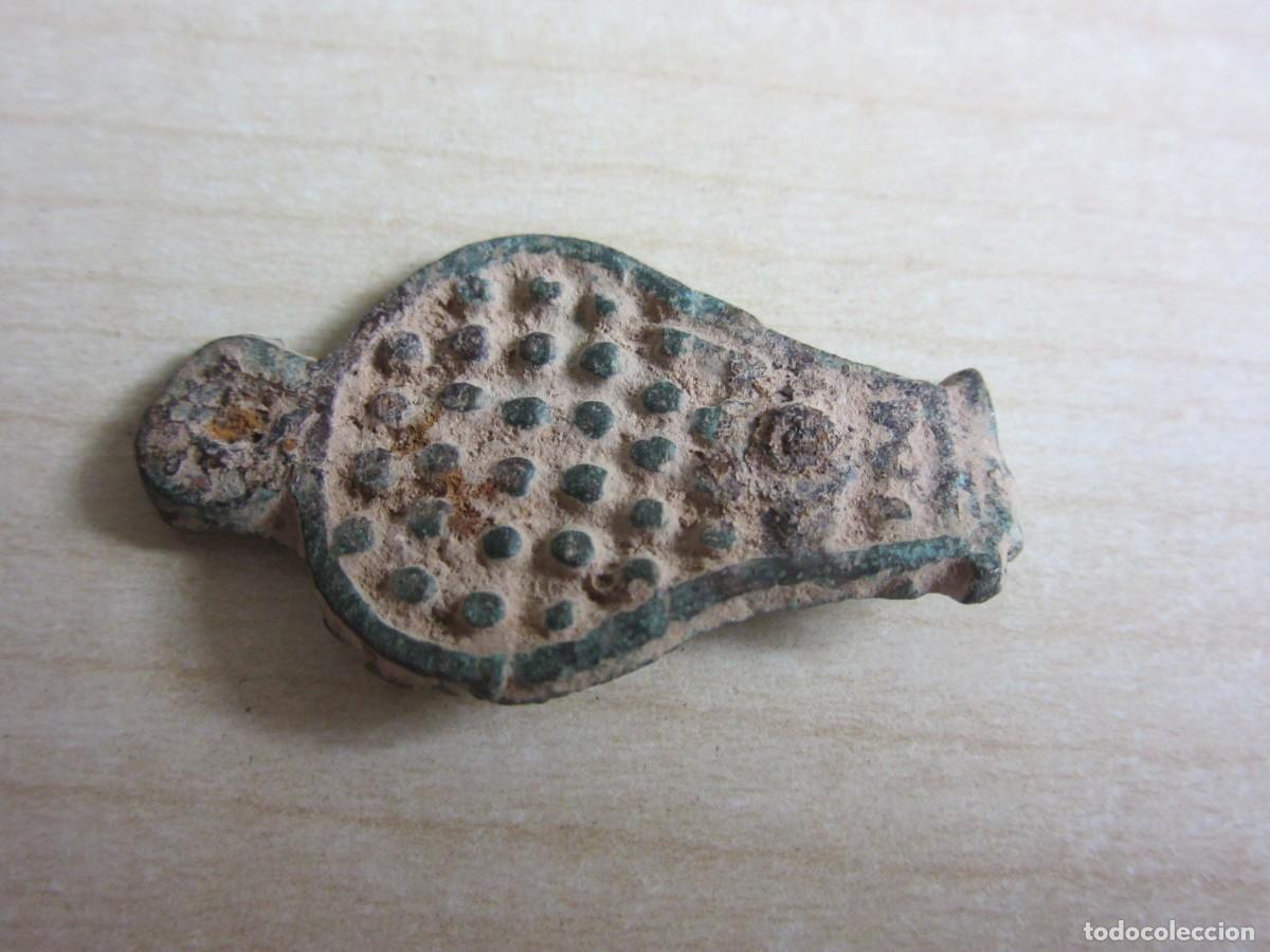 Militaria: Contera medieval de enganche de bronce con decoraci&oacute;n de puntos Medidas3,7 cm