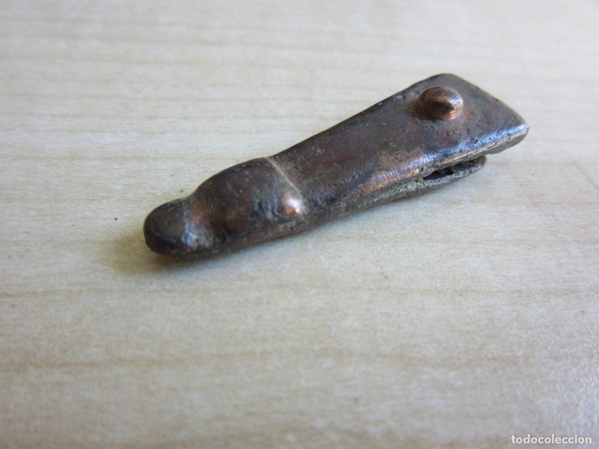 Militaria: Interesante contera medieval de bronce terminada en cabeza de lobo Medidas 3,8 cm