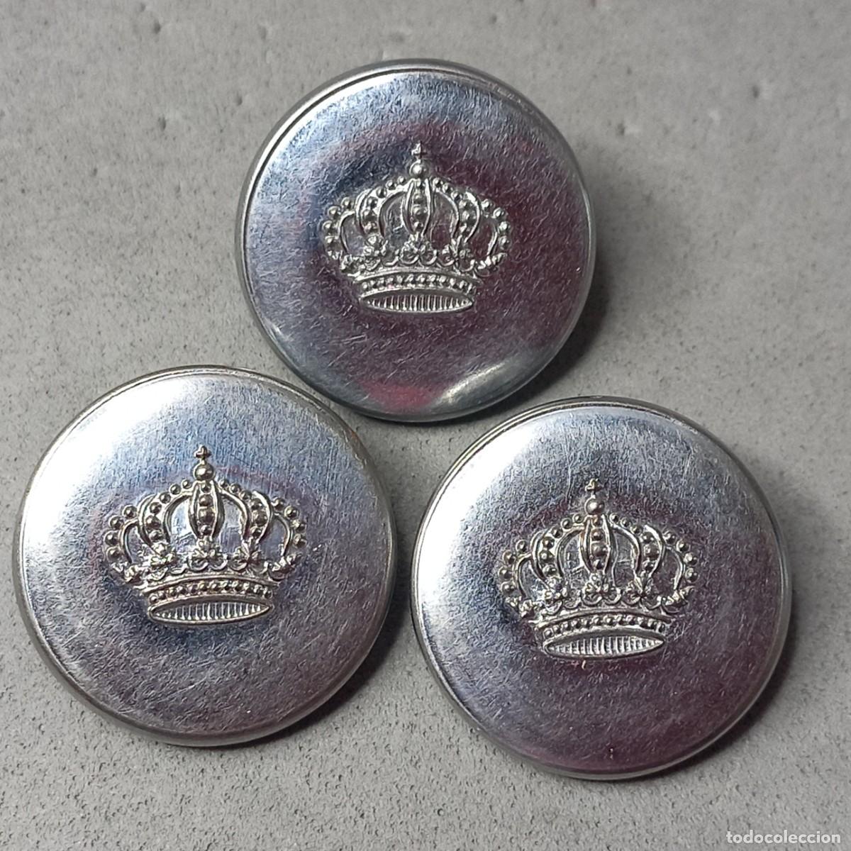 Militaria: Lote de 3 botones militares de fabricaci&oacute;n espa&ntilde;ola con la corona real Espa&ntilde;ola