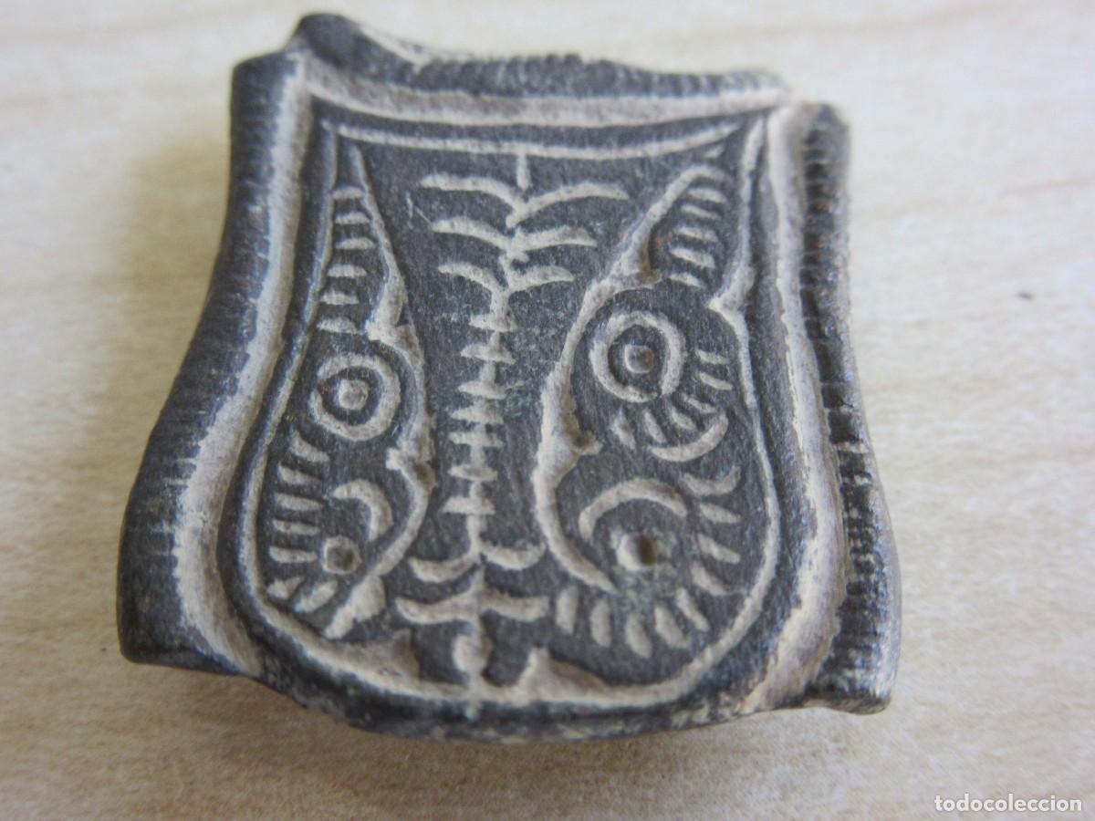 Militaria: Bonita Parte de hebilla visigoda de bronce con aves Medidas 3 x 2,6 cm