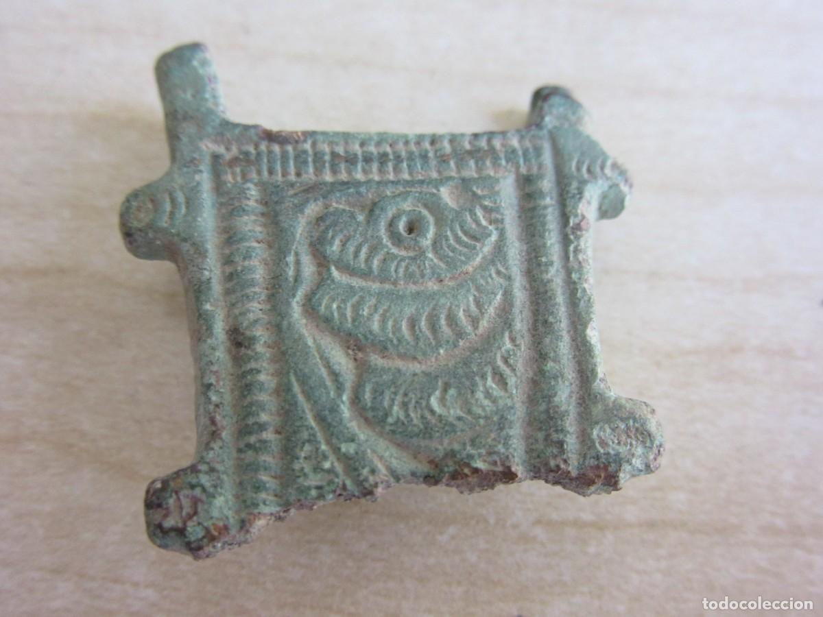 Militaria: Parte de hebilla visigoda de bronce con le&oacute;n Medidas 2,6 x 2,7cm
