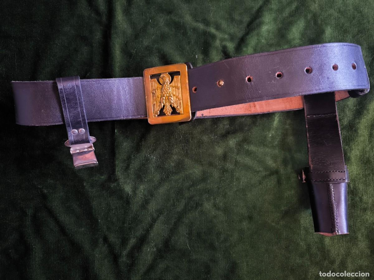 Militaria: Cintur&oacute;n original Polic&iacute;a Armada Espa&ntilde;ola con hebilla &aacute;guila, cangrejera y porta defensa