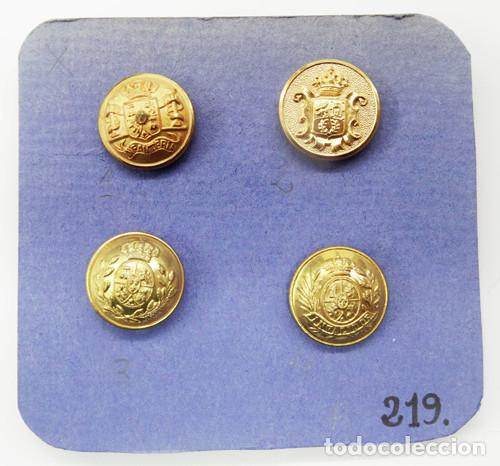 Militaria: MUESTRARIO DE 4 BOTONES