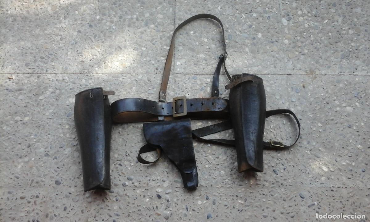 Militaria: Cartuchera, Correaje y polainas de Guardia de Asalto