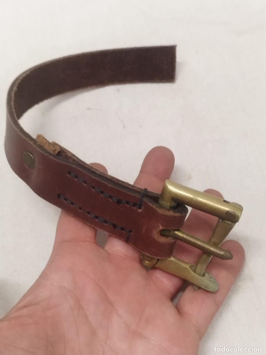 Militaria: Antigua rara hebilla militar de cintur&oacute;n a identificar. Con trozos de cintur&oacute;n de cuero.