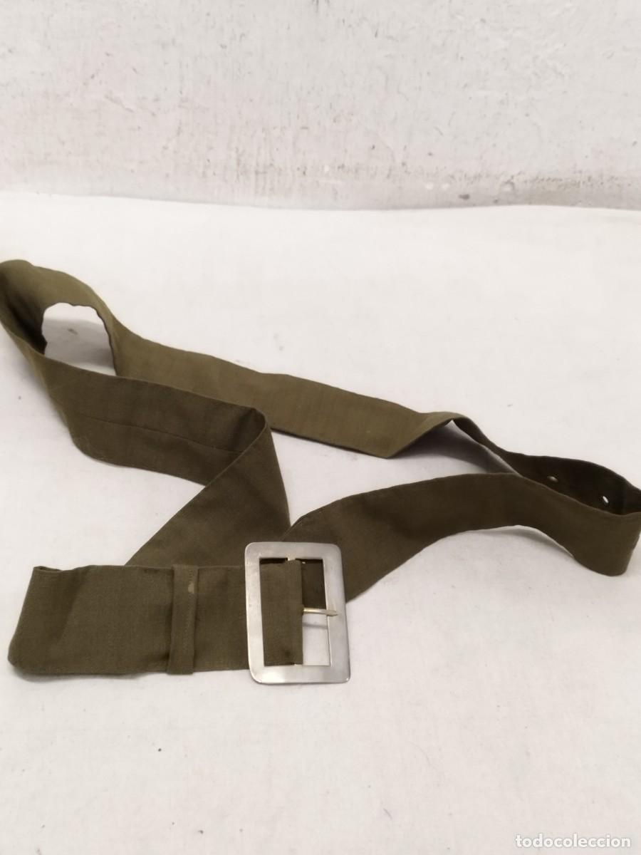 Militaria: Antiguo cintur&oacute;n militar del ejercito espa&ntilde;ol. De tela color verde para mono o guerrera.
