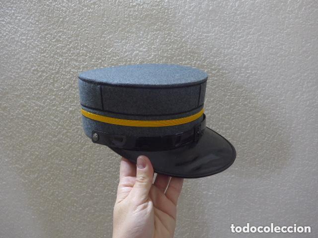 Militaria: Antigua gorra kepi de la policia de Suiza. Original.