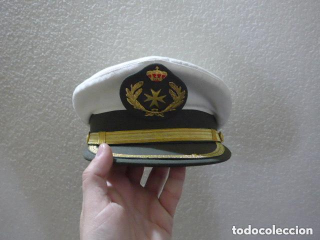 Militaria: Antigua gorra de sanidad militar de Juan Carlos I con su funda blanca, original.