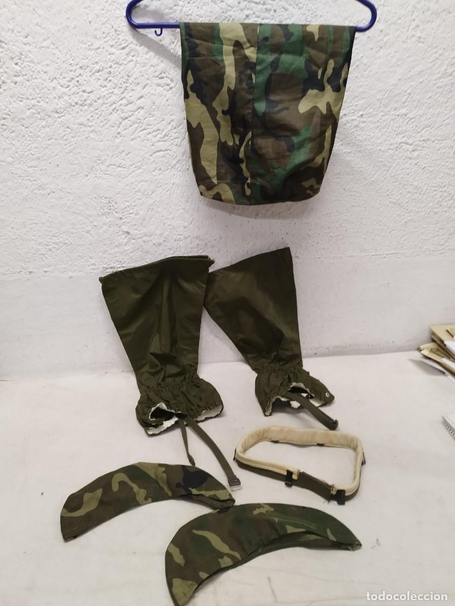 Militaria: Bolsa de camuflaje militar espa&ntilde;ola, con pareja de polainas, interior de casco y dos piezas a identi