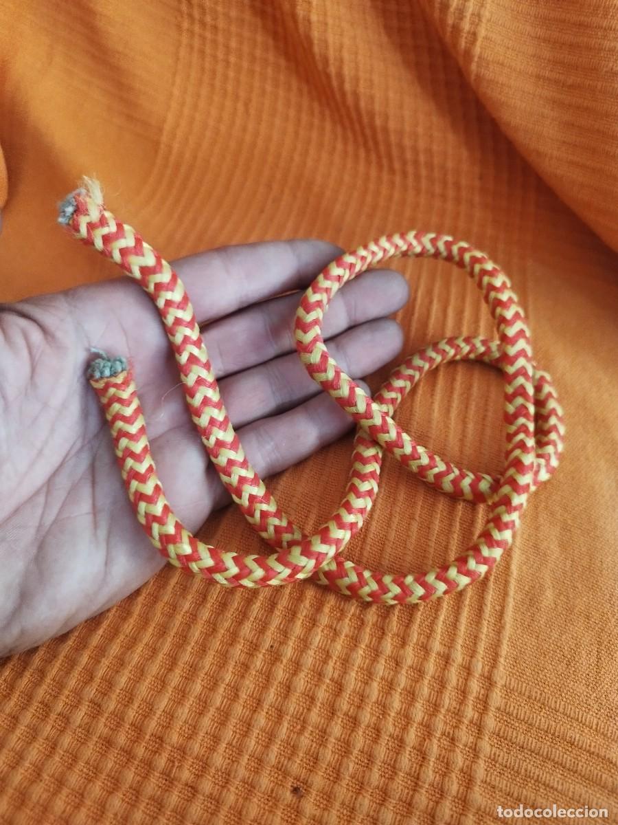 Militaria: Antiguo cord&oacute;n trenzado de algod&oacute;n, rojo y amarillo.