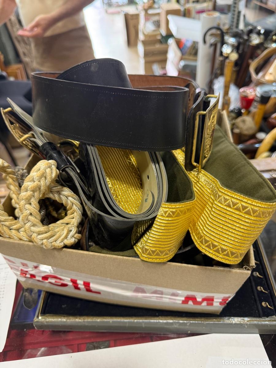 Militaria: Lote de cinturones y efectos de uniformes - Foto 1