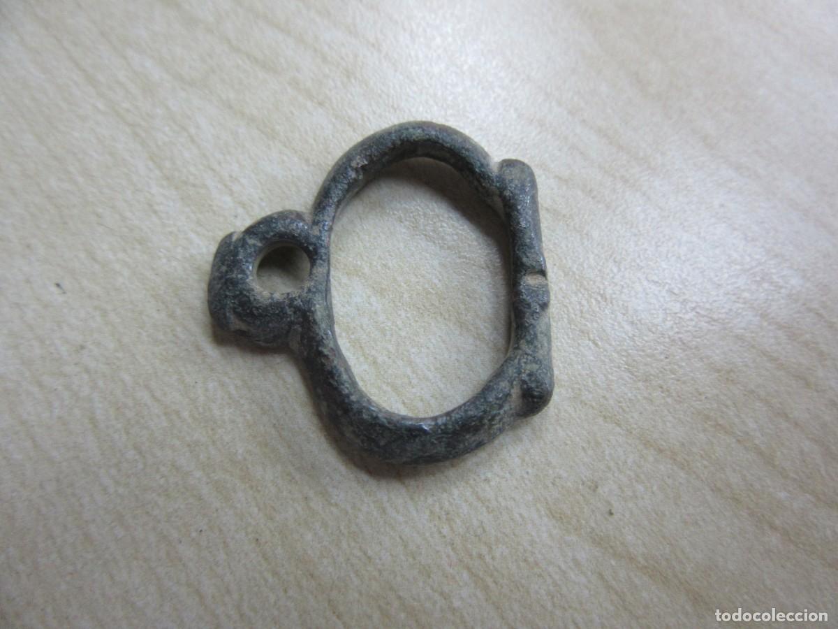 Militaria: Hebilla de bronce medieval Medidas 2,4 x 2,5 cm