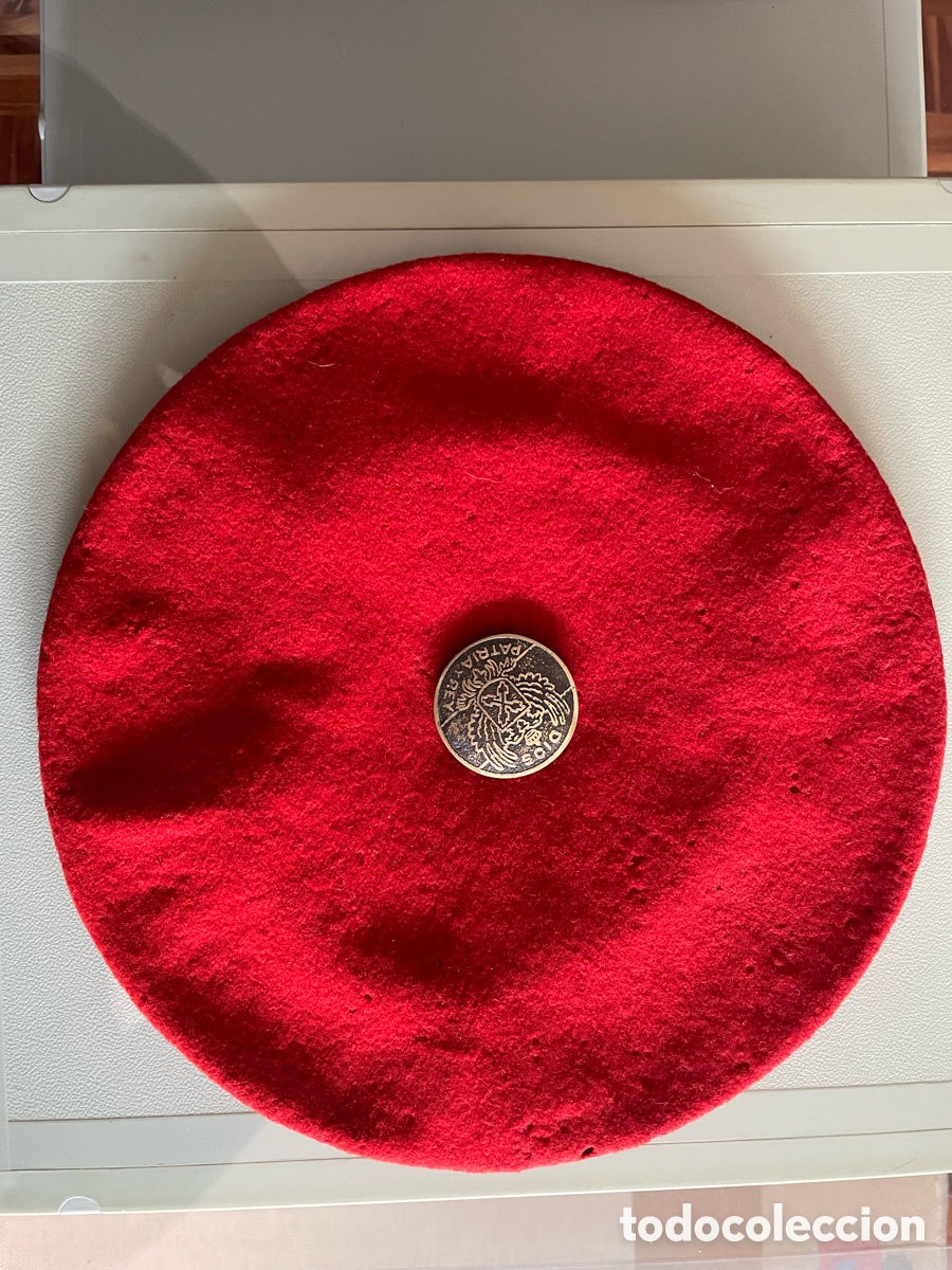 Militaria: Antigua boina roja con chapa actual