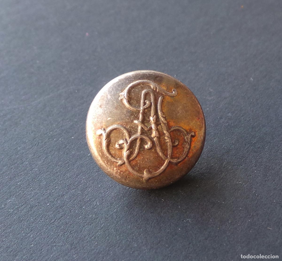 Militaria: BOT&Oacute;N DE LIBREA O UNIFORME, MONOGRAMA DE INICIALES ENTRELAZADA. 1,7 CM DI&Aacute;METRO. APROX.