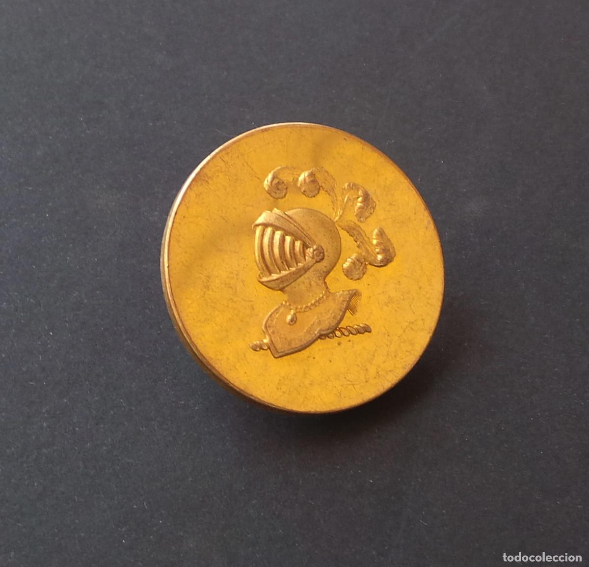 Militaria: BOT&Oacute;N DE LIBREA FRANC&Eacute;S ANTIGUO CON EL DISE&Ntilde;O YELMO DE CABALLERO O VIZCONDE. 4 CM DE DI&Aacute;METRO. APROX