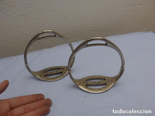 Militaria: Antigua pareja de estribos de caballeria, originales.