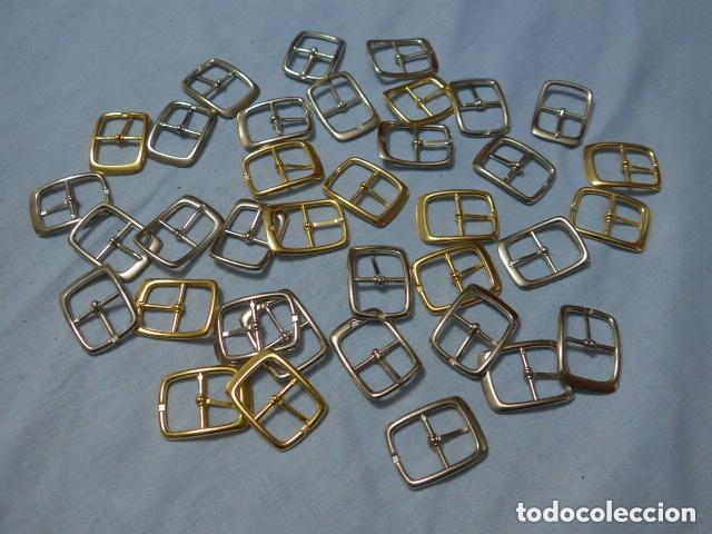Militaria: Gran lote de 36 hebillas de caballeria, plateadas y doradas.