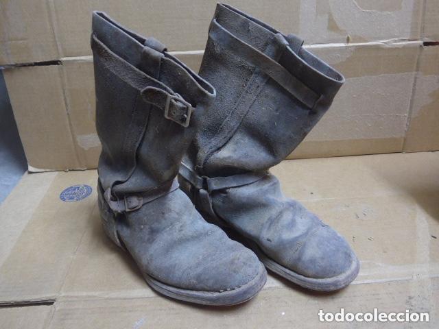 Militaria: Antigua pareja de botas de la guerra civil, original.