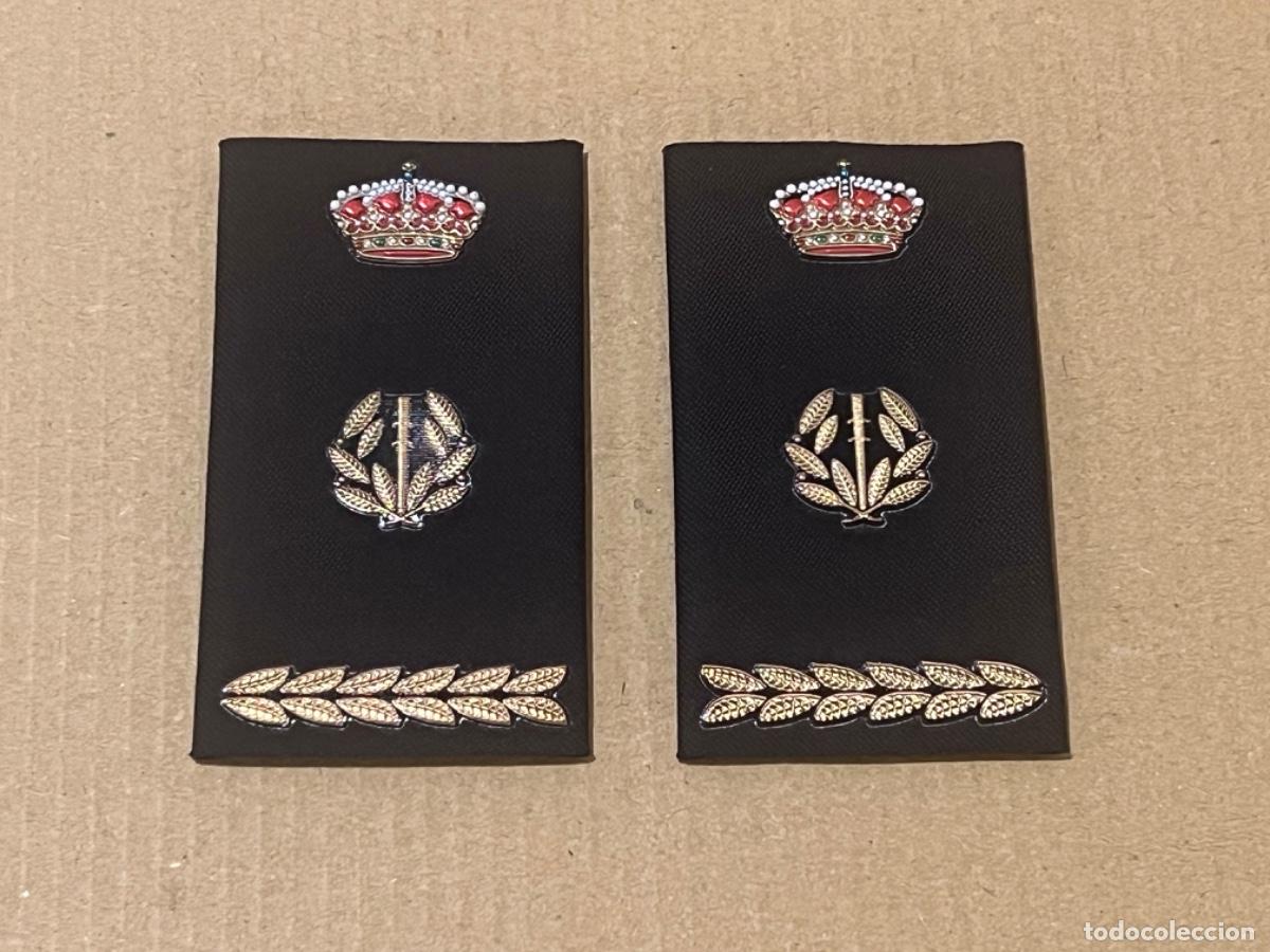 Militaria: Juego de 2 hombreras uniforme militar polic&iacute;a ???