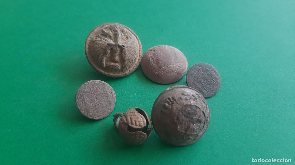 Militaria: (BOTON&Iacute;STICA) LOTE DE BOTONES EN BAJA CONSERVACI&Oacute;N