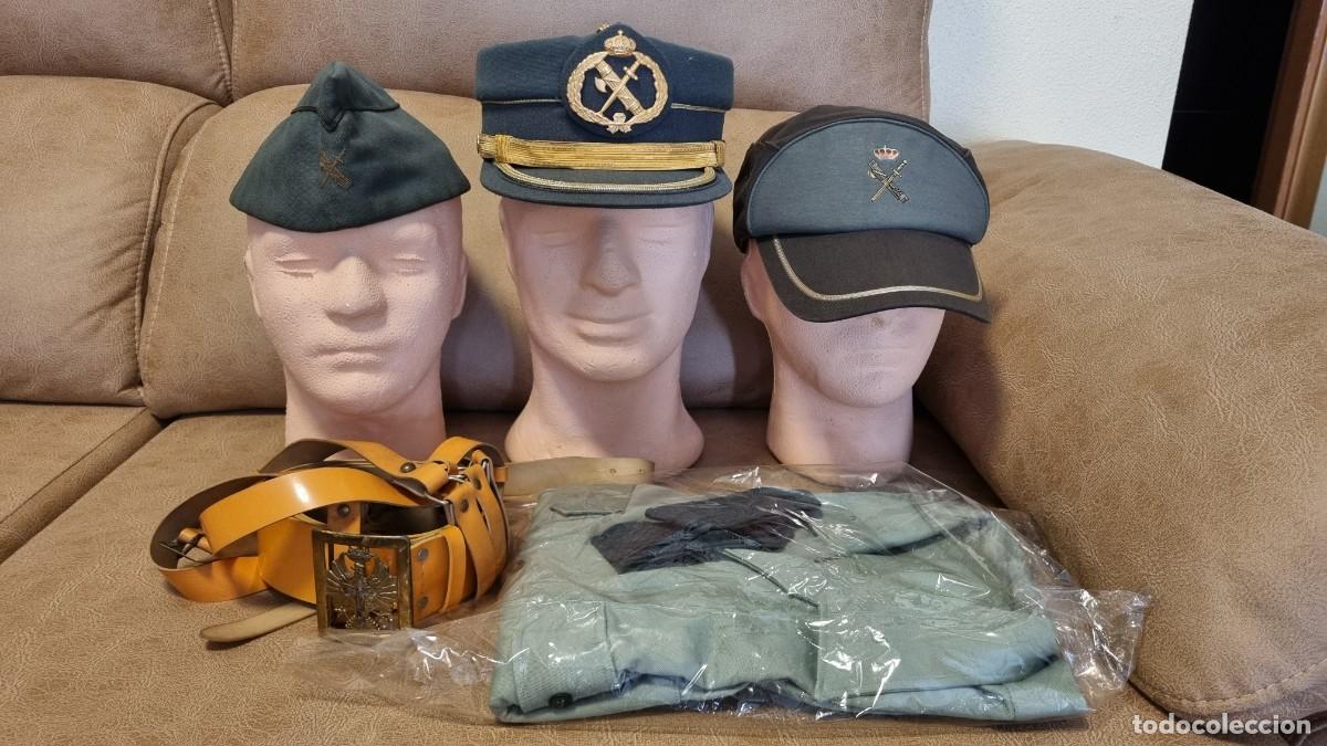 Militaria: lote guardia civil compuesto por gorras, correaje y camisa