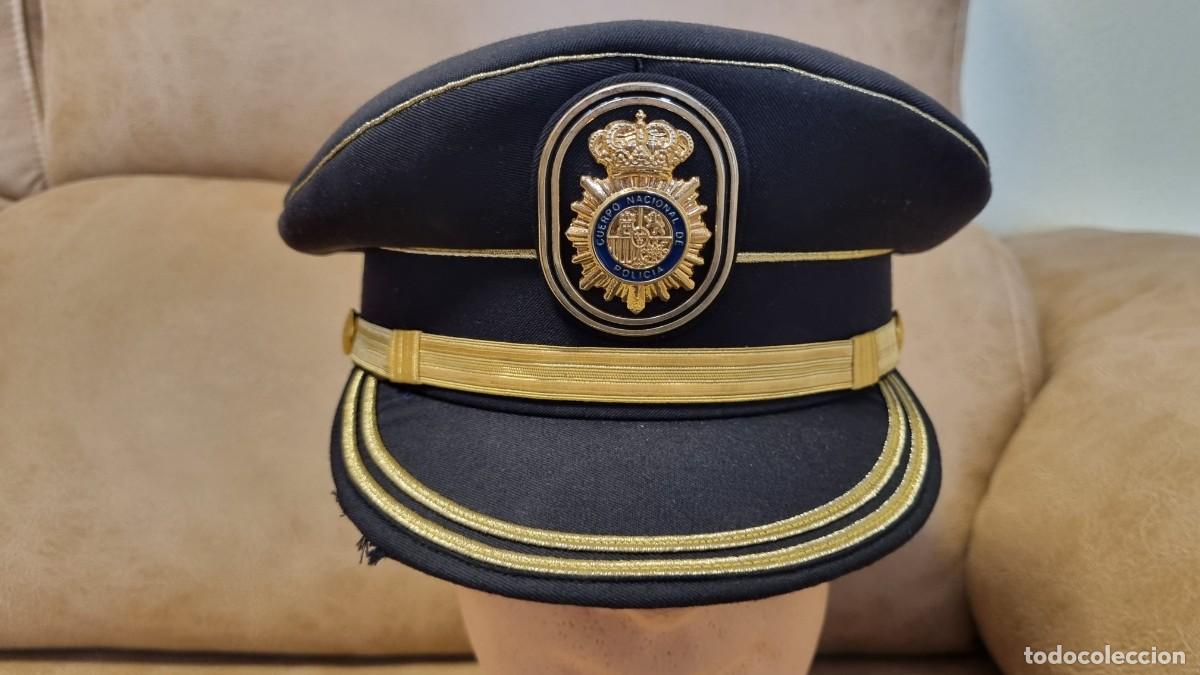 Militaria: Gorra de plato de inspector del Cuerpo Nacional de Polic&iacute;a
