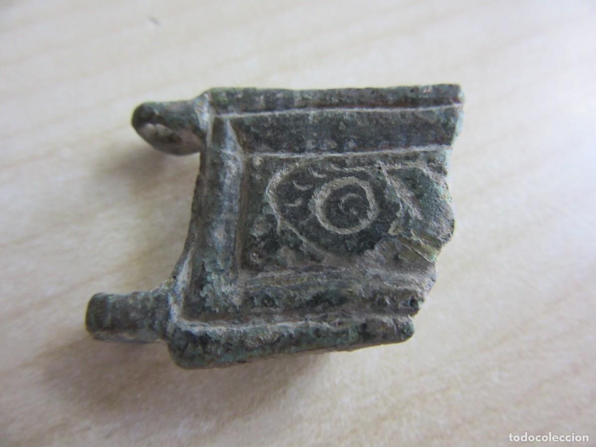 Militaria: Parte de placa de hebilla de bronce visigoda Con ave Medidas 2,3 x 2,7 cm