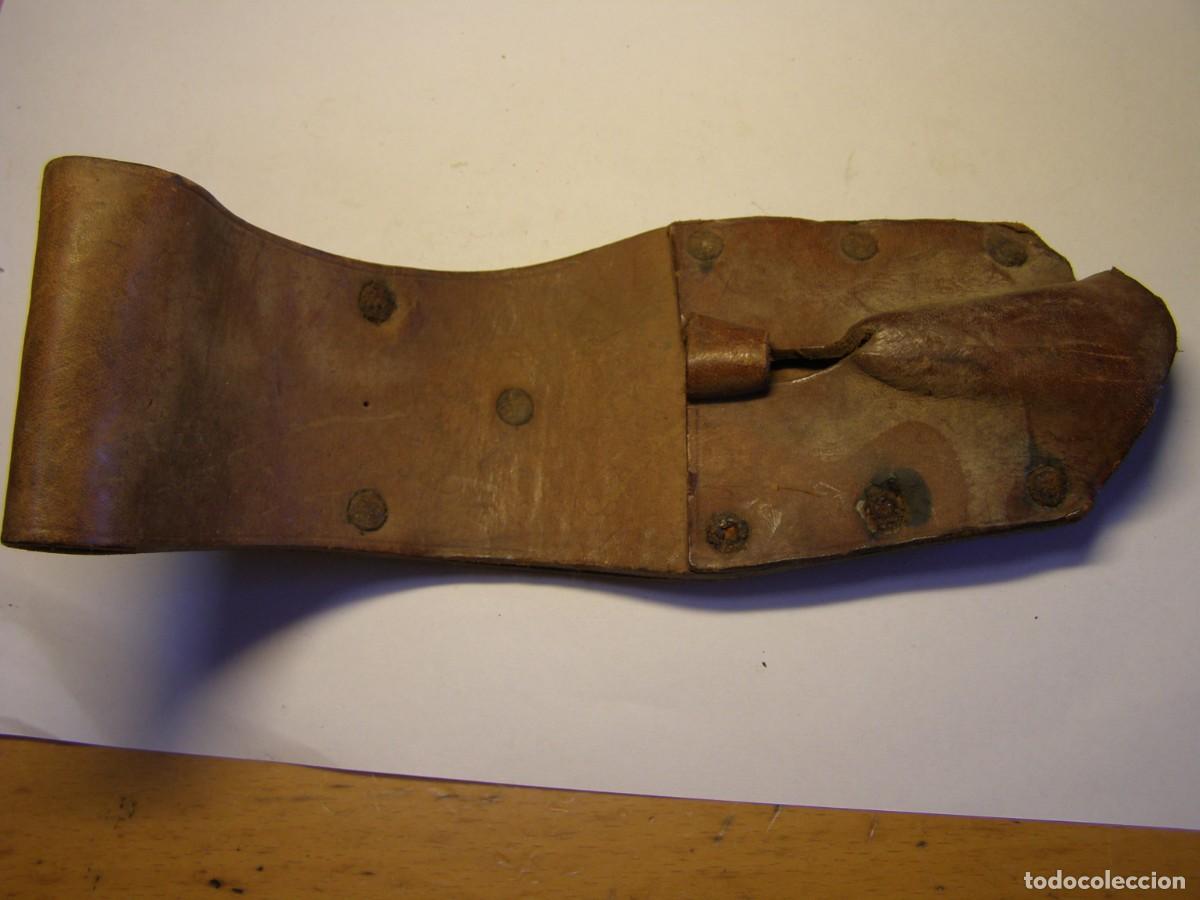 Militaria: Antiguo tahal&iacute; para bayoneta de Mauser, modelo de la Guerra Civil Espa&ntilde;ola.