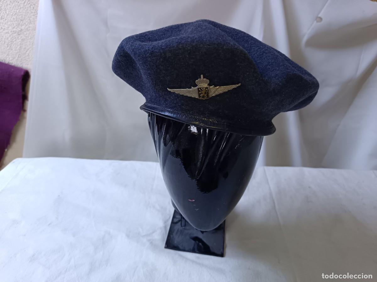 Militaria: Boina militar o similar, con insignia de metal en la frente, a identificar