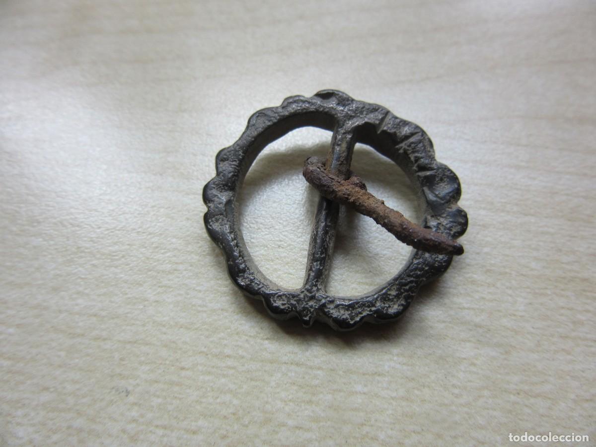 Militaria: Curiosa hebilla medieval de bronce decorada con cabezas de p&aacute;jaros Di&aacute;metro 2,6 cm