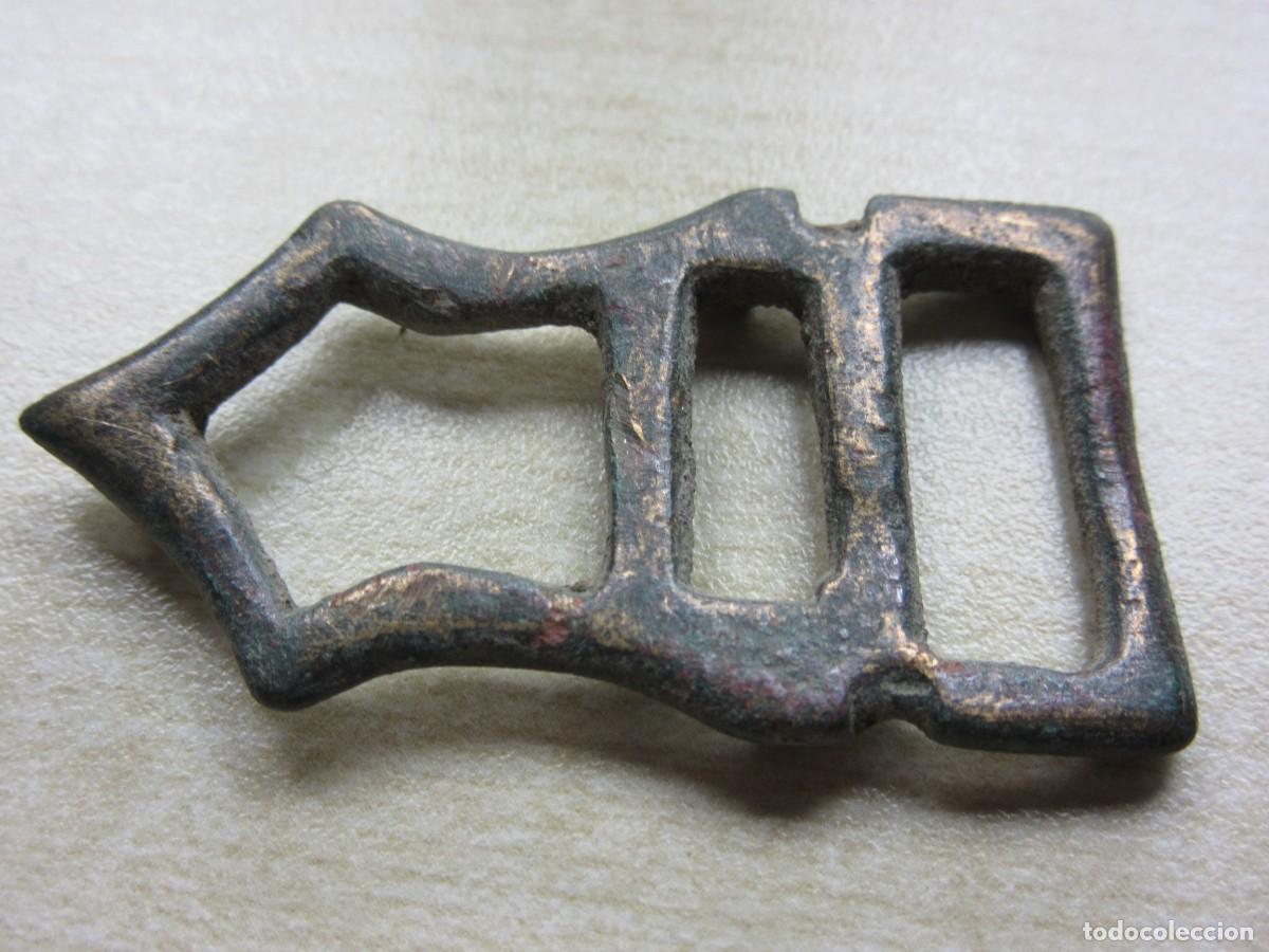 Militaria: Bonita hebilla medieval de bronce Medidas 4,7 x 2,5 cm
